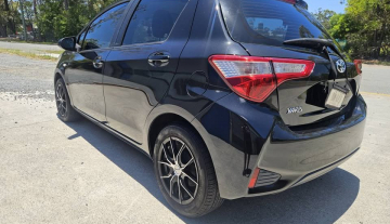 2017 Auto Toyota Yaris with low kms and easy finance 6.jpg